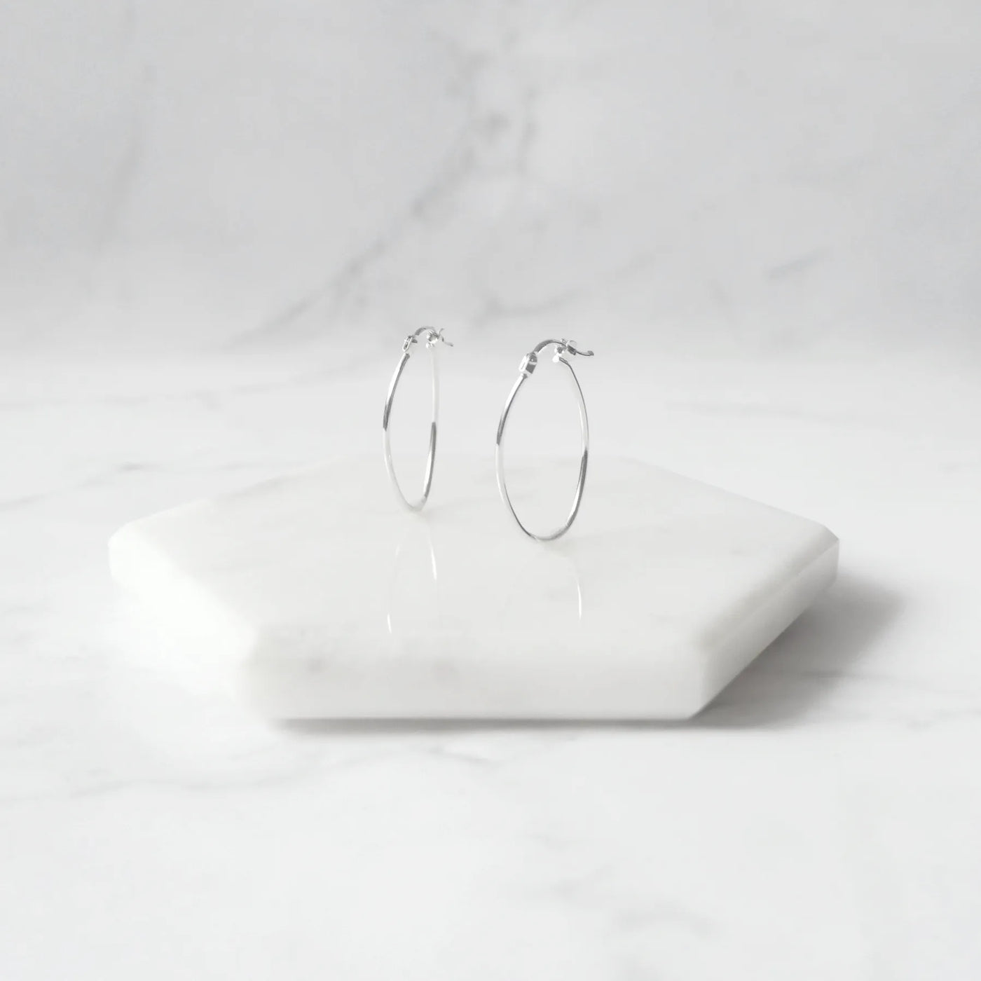 楕円型のミニマルなフープピアス。シルバー925素材、金属アレルギー対応。