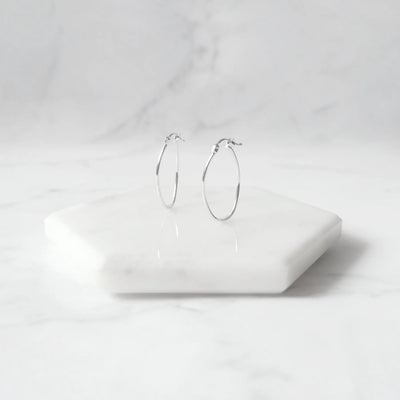 楕円型のミニマルなフープピアス。シルバー925素材、金属アレルギー対応。