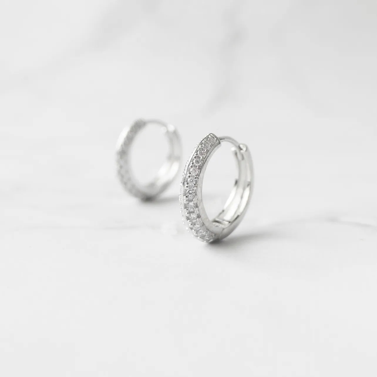 小粒ジルコニアを前面に並べた華やかなシルバー925ロジウムプレーティングフープピアス。金属アレルギー対応。