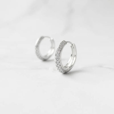 小粒ジルコニアを前面に並べた華やかなシルバー925ロジウムプレーティングフープピアス。金属アレルギー対応。