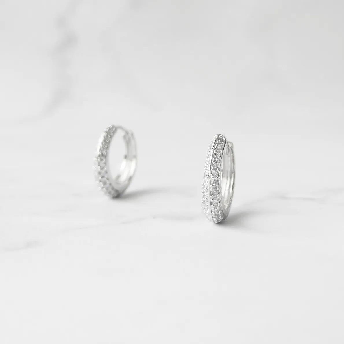 小粒ジルコニアを前面に並べた華やかなシルバー925ロジウムプレーティングフープピアス。金属アレルギー対応。