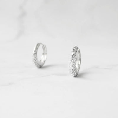 小粒ジルコニアを前面に並べた華やかなシルバー925ロジウムプレーティングフープピアス。金属アレルギー対応。