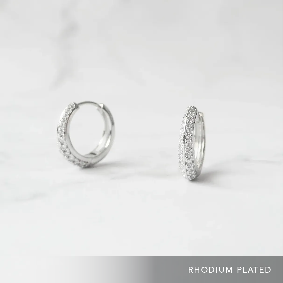 小粒ジルコニアを前面に並べた華やかなシルバー925ロジウムプレーティングフープピアス。金属アレルギー対応。