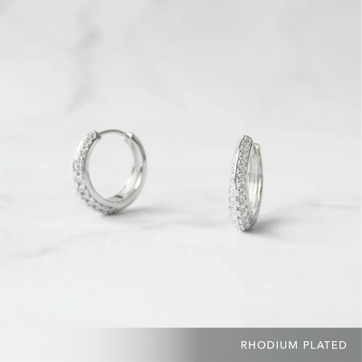 小粒ジルコニアを前面に並べた華やかなシルバー925ロジウムプレーティングフープピアス。金属アレルギー対応。