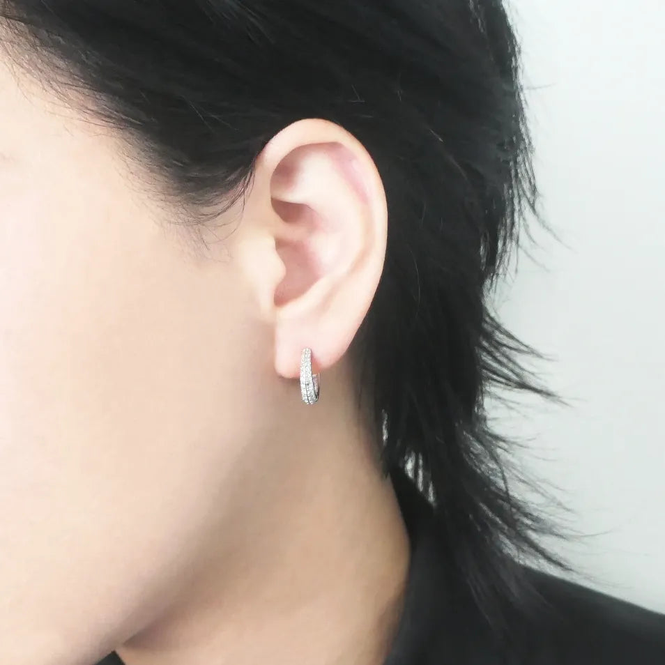 小粒ジルコニアを前面に並べた華やかなシルバー925ロジウムプレーティングフープピアス。金属アレルギー対応。