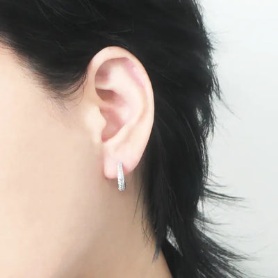 小粒ジルコニアを前面に並べた華やかなシルバー925ロジウムプレーティングフープピアス。金属アレルギー対応。