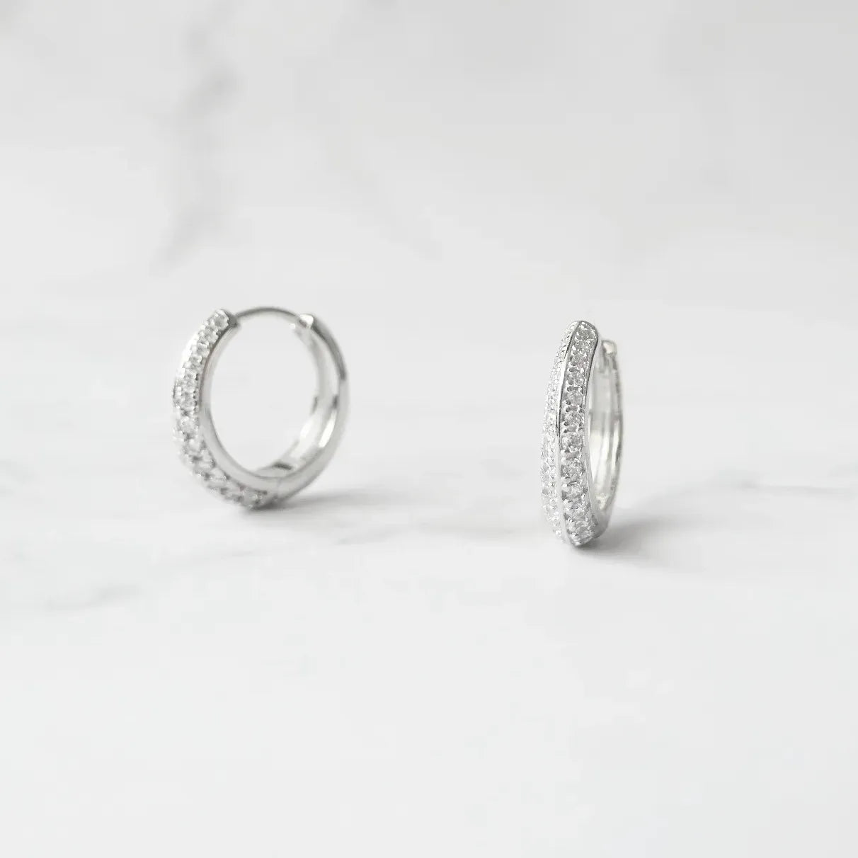 小粒ジルコニアを前面に並べた華やかなシルバー925ロジウムプレーティングフープピアス。金属アレルギー対応。