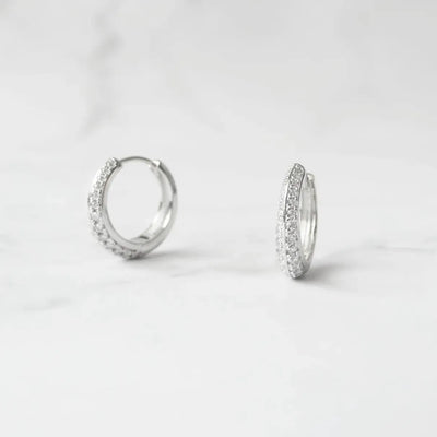 小粒ジルコニアを前面に並べた華やかなシルバー925ロジウムプレーティングフープピアス。金属アレルギー対応。