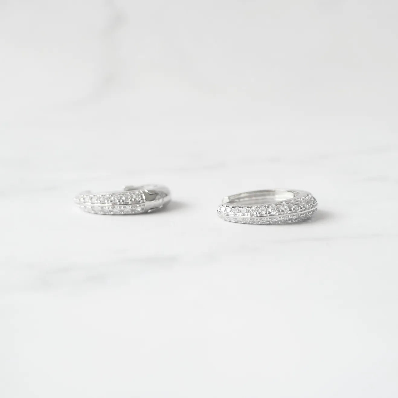 小粒ジルコニアを前面に並べた華やかなシルバー925ロジウムプレーティングフープピアス。金属アレルギー対応。