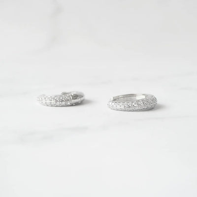 小粒ジルコニアを前面に並べた華やかなシルバー925ロジウムプレーティングフープピアス。金属アレルギー対応。