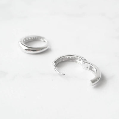 小粒ジルコニアを前面に並べた華やかなシルバー925ロジウムプレーティングフープピアス。金属アレルギー対応。