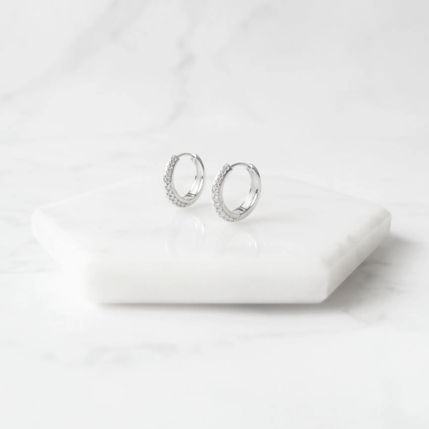 小粒ジルコニアを前面に並べた華やかなシルバー925ロジウムプレーティングフープピアス。金属アレルギー対応。