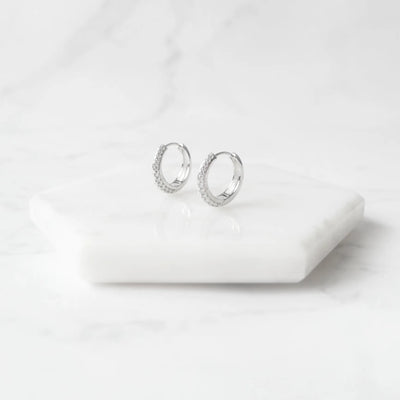 小粒ジルコニアを前面に並べた華やかなシルバー925ロジウムプレーティングフープピアス。金属アレルギー対応。