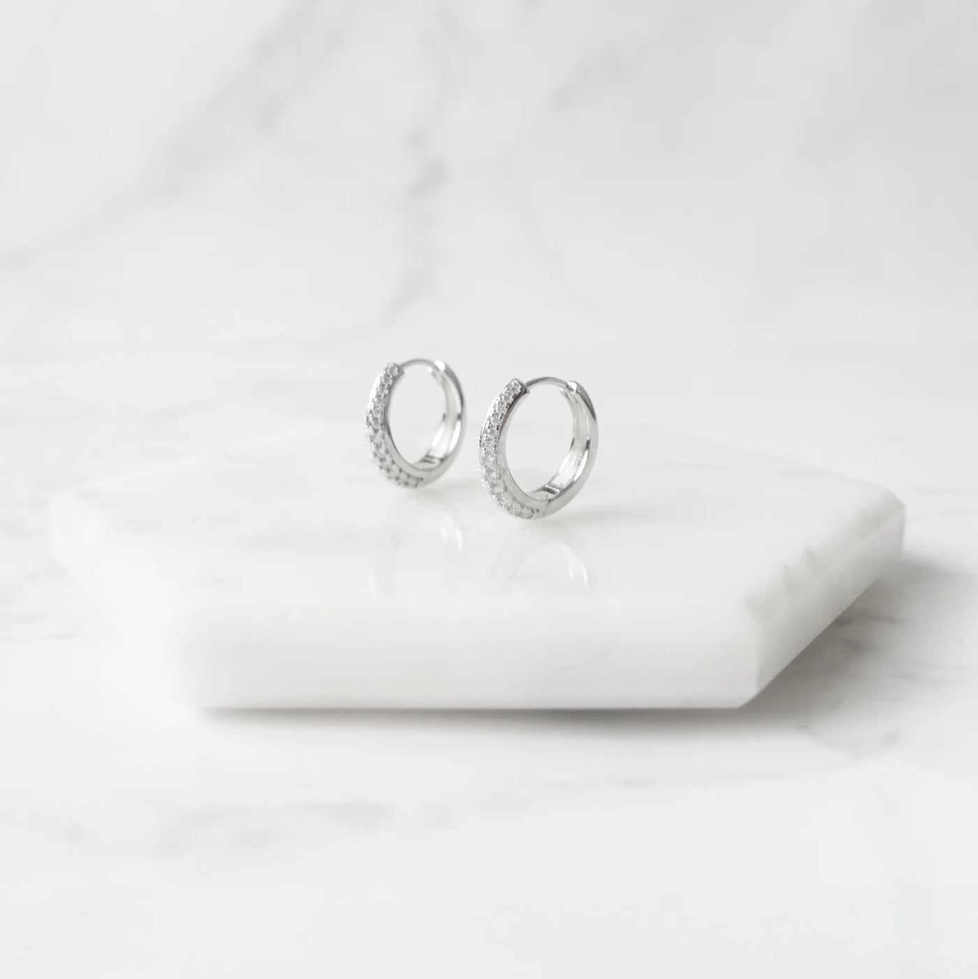 小粒ジルコニアを前面に並べた華やかなシルバー925ロジウムプレーティングフープピアス。金属アレルギー対応。