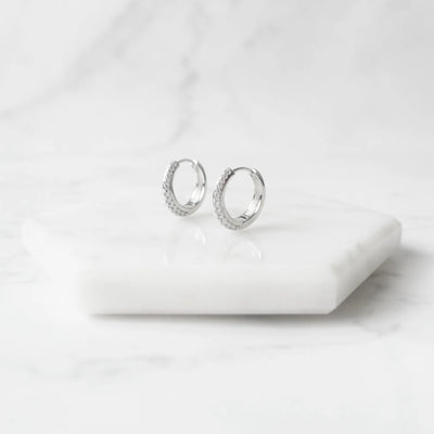 小粒ジルコニアを前面に並べた華やかなシルバー925ロジウムプレーティングフープピアス。金属アレルギー対応。