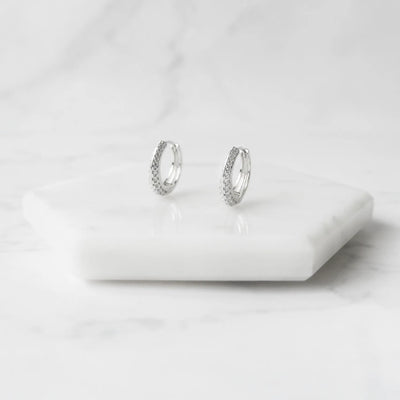 小粒ジルコニアを前面に並べた華やかなシルバー925ロジウムプレーティングフープピアス。金属アレルギー対応。