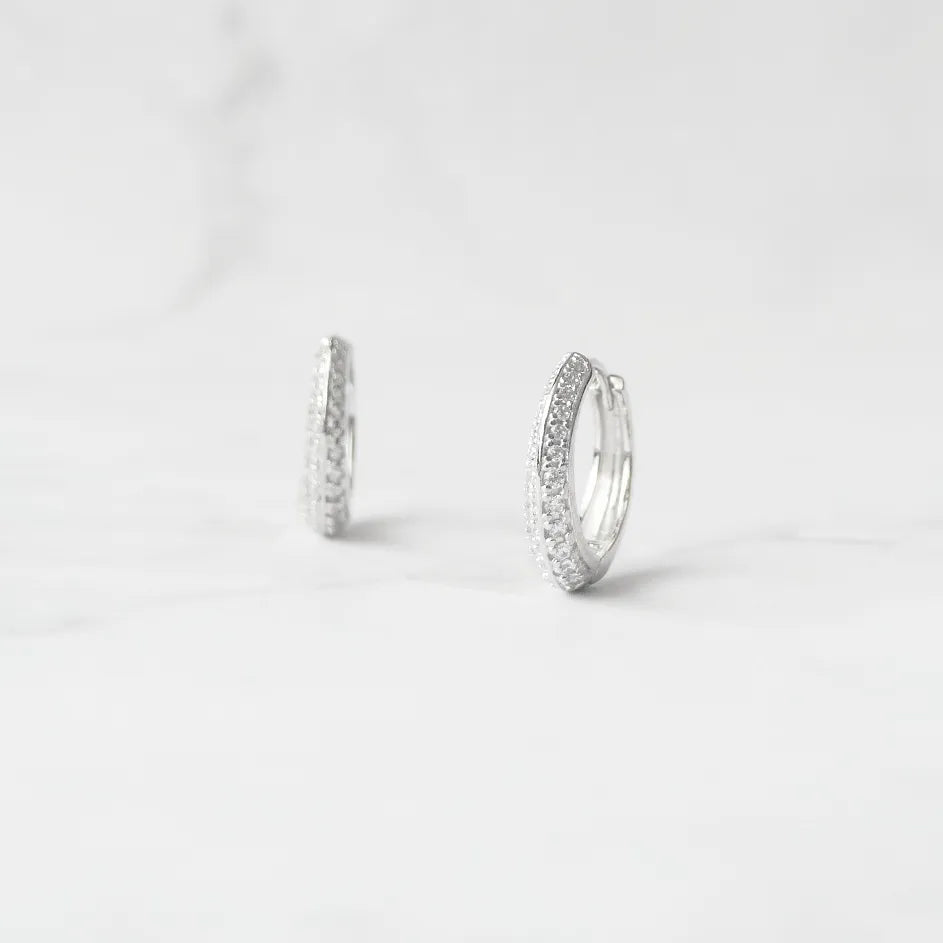小粒ジルコニアを前面に並べた華やかなシルバー925ロジウムプレーティングフープピアス。金属アレルギー対応。