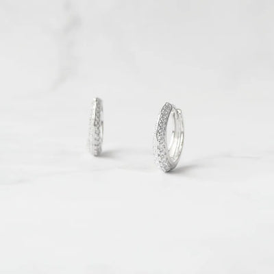 小粒ジルコニアを前面に並べた華やかなシルバー925ロジウムプレーティングフープピアス。金属アレルギー対応。