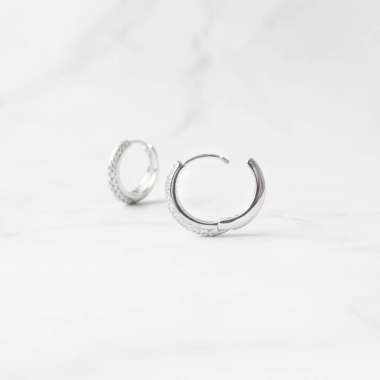 小粒ジルコニアを前面に並べた華やかなシルバー925ロジウムプレーティングフープピアス。金属アレルギー対応。