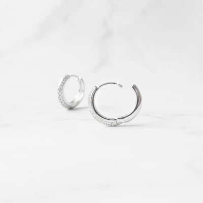 小粒ジルコニアを前面に並べた華やかなシルバー925ロジウムプレーティングフープピアス。金属アレルギー対応。