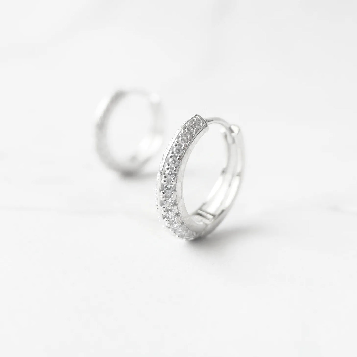 小粒ジルコニアを前面に並べた華やかなシルバー925ロジウムプレーティングフープピアス。金属アレルギー対応。