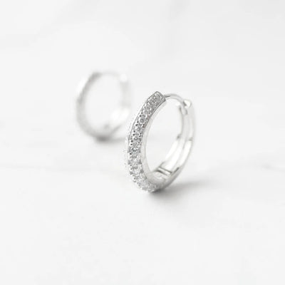 小粒ジルコニアを前面に並べた華やかなシルバー925ロジウムプレーティングフープピアス。金属アレルギー対応。