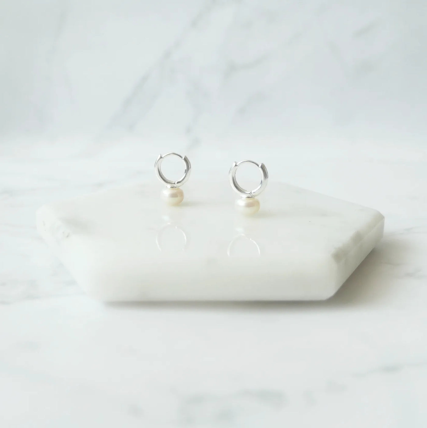 パール ハギーピアス（シルバー925）、ホワイトパール、誕生石6月、金属アレルギー対応、上品ミニマル