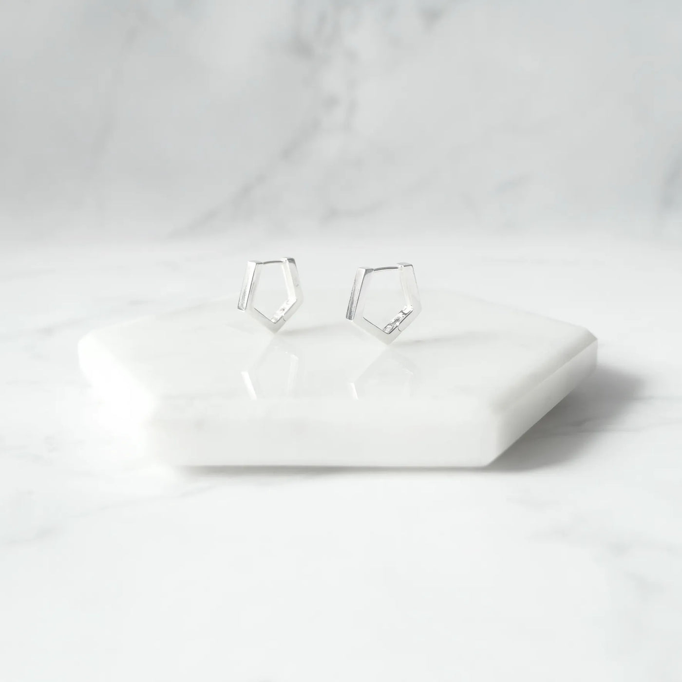 五角形フォルムのシルバーフープピアス。シルバー925製、金属アレルギー対応。