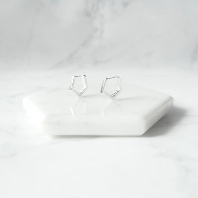 五角形フォルムのシルバーフープピアス。シルバー925製、金属アレルギー対応。