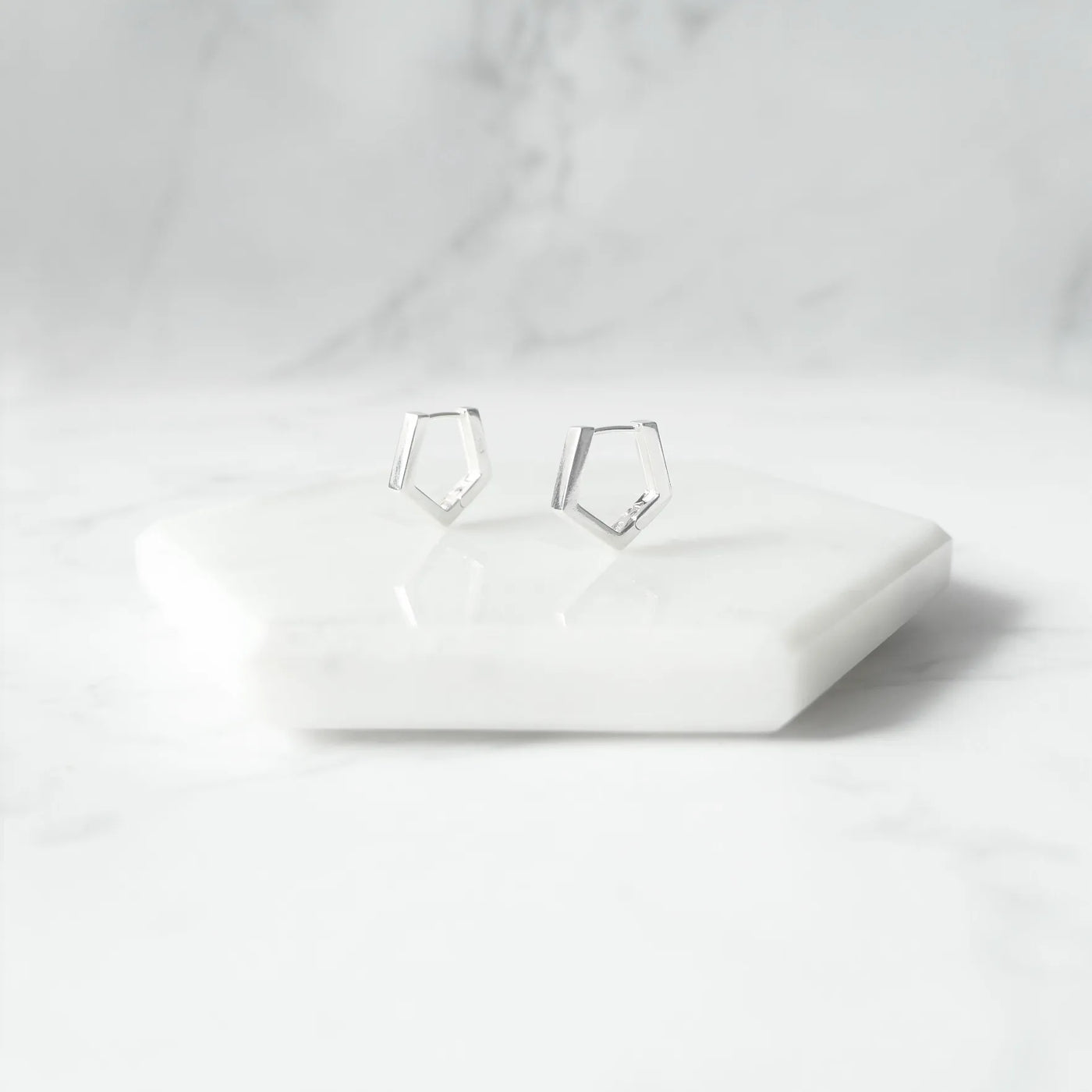 五角形フォルムのシルバーフープピアス。シルバー925製、金属アレルギー対応。