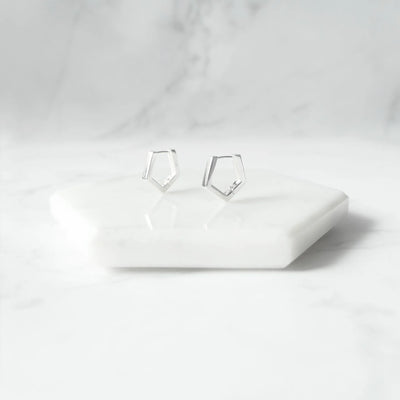 五角形フォルムのシルバーフープピアス。シルバー925製、金属アレルギー対応。