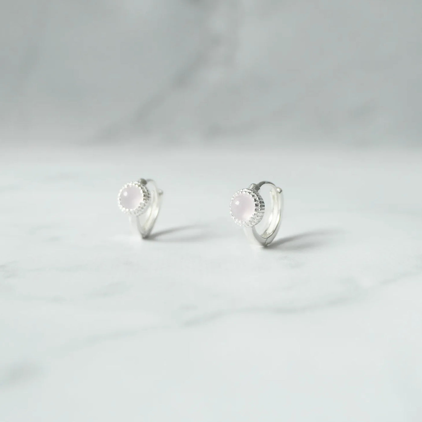 ピンクオパール付きハギーピアス、シルバー925、金属アレルギー対応