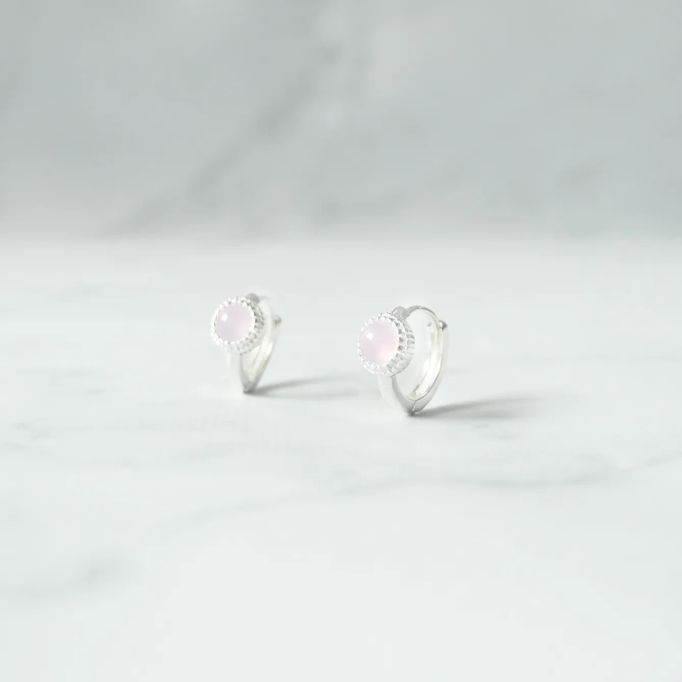 ピンクオパール付きハギーピアス、シルバー925、金属アレルギー対応