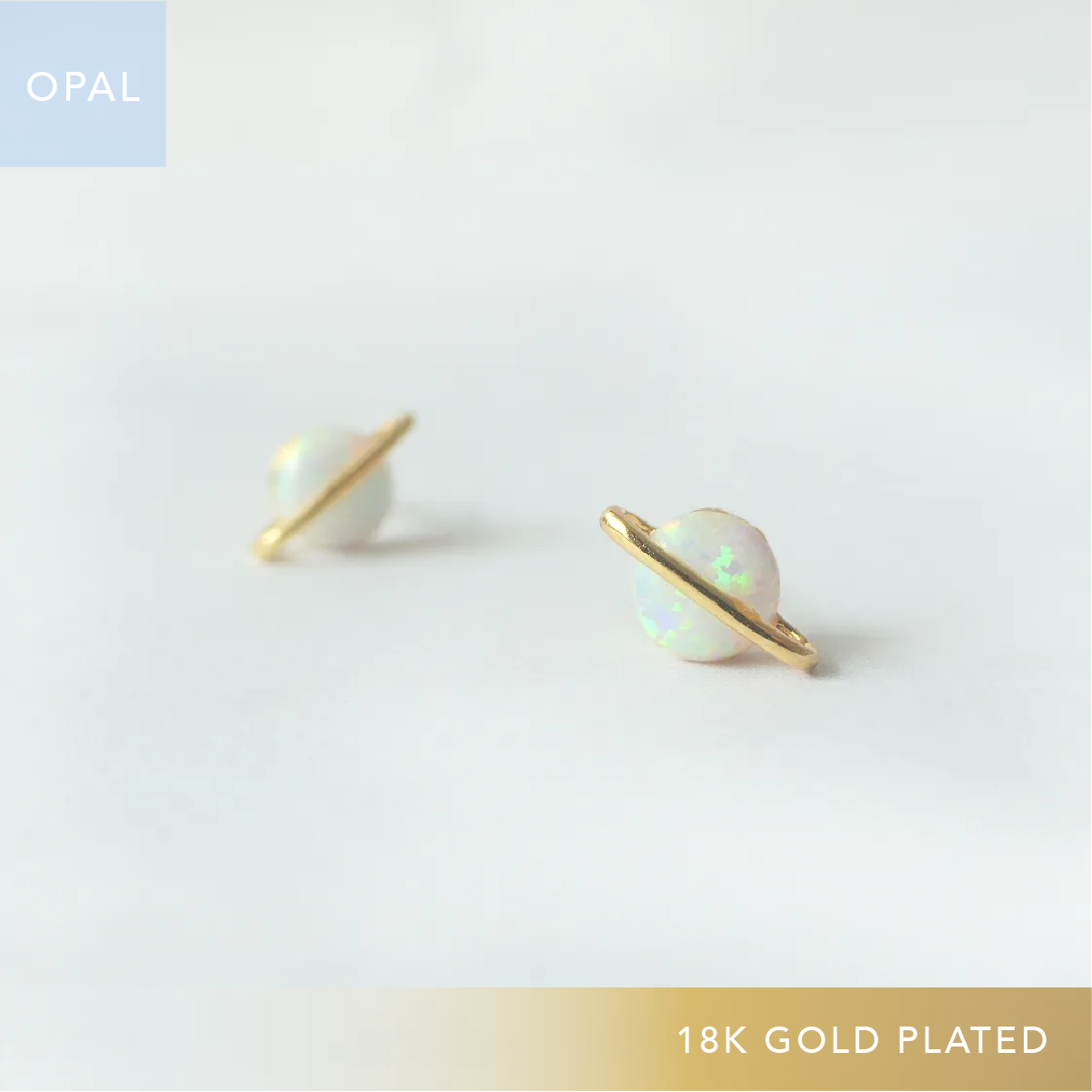 虹色の遊色を放つ天然オパールを18Kゴールドカラーのフレームに包み込んだ、惑星のように幻想的なスタッドピアス。シルバー925に18Kゴールドプレーティングを施し、耳元を柔らかく華やかに彩るデザイン。金属アレルギー対応。