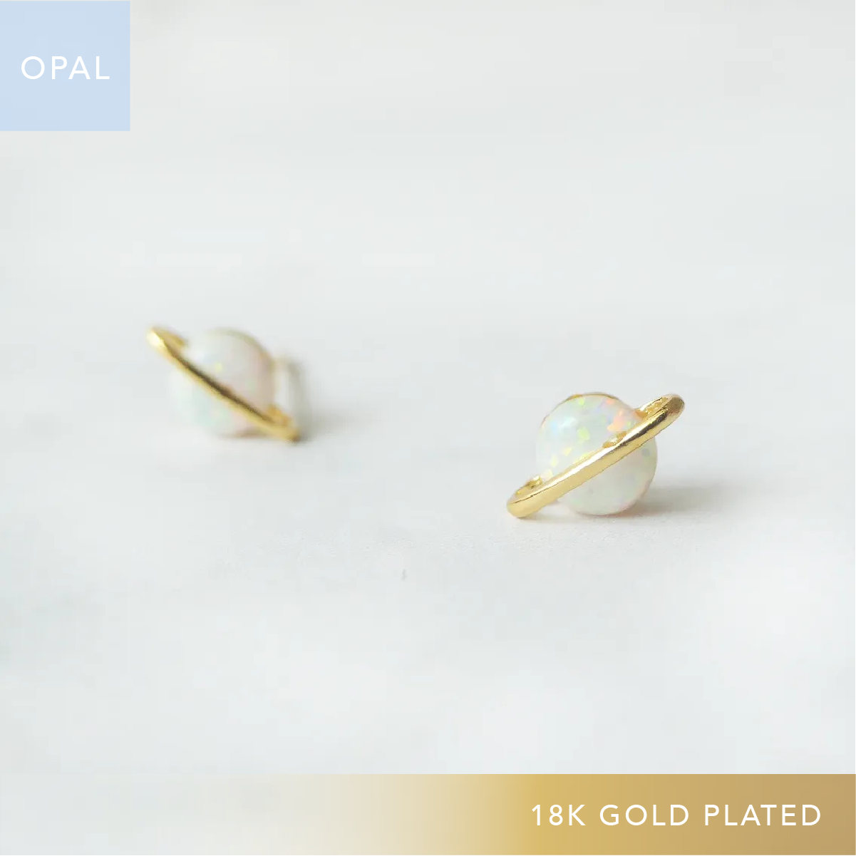 虹色の遊色を放つ天然オパールを18Kゴールドカラーのフレームに包み込んだ、惑星のように幻想的なスタッドピアス。シルバー925に18Kゴールドプレーティングを施し、耳元を柔らかく華やかに彩るデザイン。金属アレルギー対応。