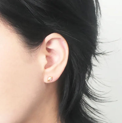 虹色の遊色を放つ天然オパールを18Kゴールドカラーのフレームに包み込んだ、惑星のように幻想的なスタッドピアス。シルバー925に18Kゴールドプレーティングを施し、耳元を柔らかく華やかに彩るデザイン。金属アレルギー対応。