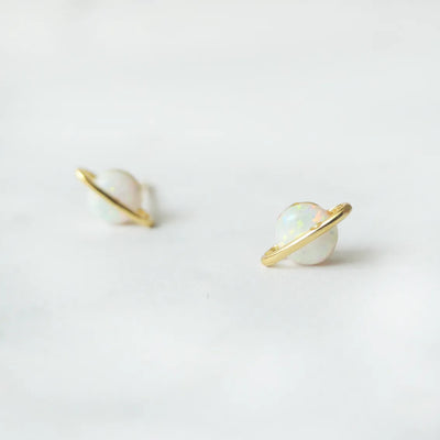 虹色の遊色を放つ天然オパールを18Kゴールドカラーのフレームに包み込んだ、惑星のように幻想的なスタッドピアス。シルバー925に18Kゴールドプレーティングを施し、耳元を柔らかく華やかに彩るデザイン。金属アレルギー対応。