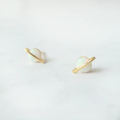 虹色の遊色を放つ天然オパールを18Kゴールドカラーのフレームに包み込んだ、惑星のように幻想的なスタッドピアス。シルバー925に18Kゴールドプレーティングを施し、耳元を柔らかく華やかに彩るデザイン。金属アレルギー対応。