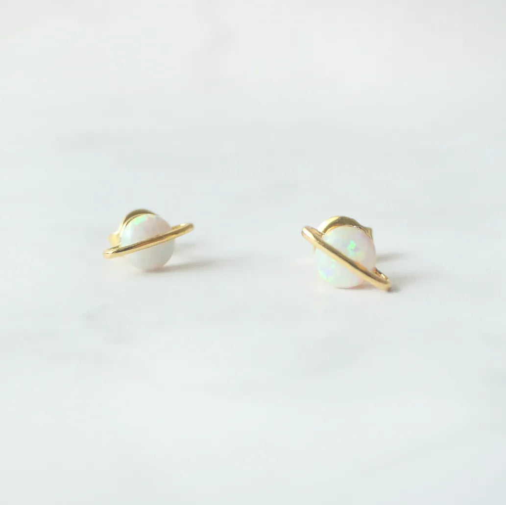 虹色の遊色を放つ天然オパールを18Kゴールドカラーのフレームに包み込んだ、惑星のように幻想的なスタッドピアス。シルバー925に18Kゴールドプレーティングを施し、耳元を柔らかく華やかに彩るデザイン。金属アレルギー対応。