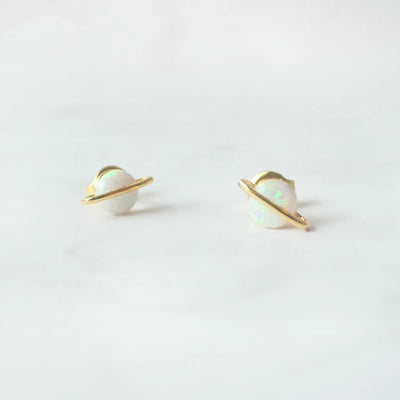 虹色の遊色を放つ天然オパールを18Kゴールドカラーのフレームに包み込んだ、惑星のように幻想的なスタッドピアス。シルバー925に18Kゴールドプレーティングを施し、耳元を柔らかく華やかに彩るデザイン。金属アレルギー対応。