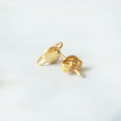 虹色の遊色を放つ天然オパールを18Kゴールドカラーのフレームに包み込んだ、惑星のように幻想的なスタッドピアス。シルバー925に18Kゴールドプレーティングを施し、耳元を柔らかく華やかに彩るデザイン。金属アレルギー対応。