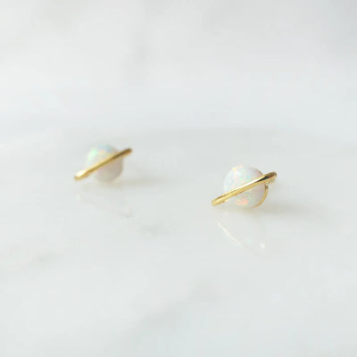 虹色の遊色を放つ天然オパールを18Kゴールドカラーのフレームに包み込んだ、惑星のように幻想的なスタッドピアス。シルバー925に18Kゴールドプレーティングを施し、耳元を柔らかく華やかに彩るデザイン。金属アレルギー対応。