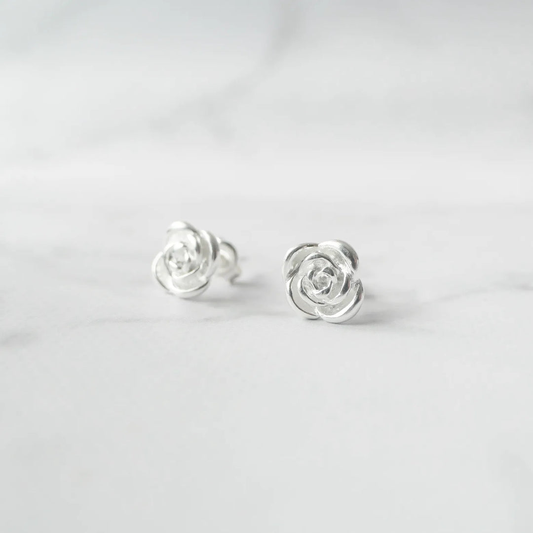 Me & Ro フラワーモチーフ スタッドピアス　シルバー Ｋ10 rose-silver-stud-earrings-