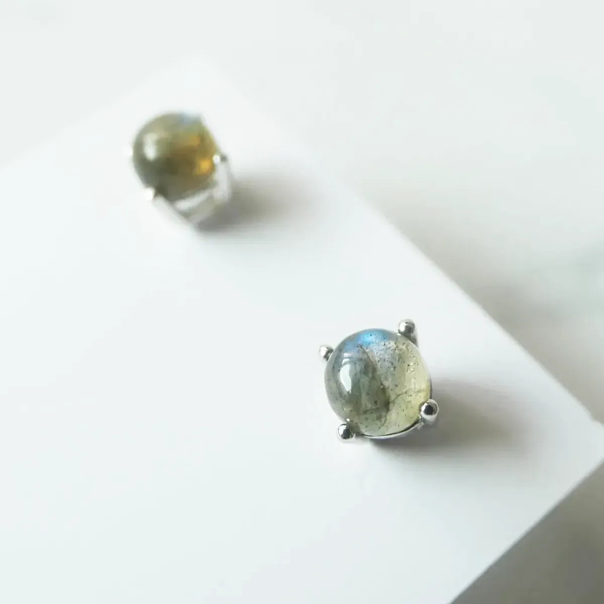 PREMIUM】ラウンド ラブラドライト ピアス｜5mm・シルバー925｜SMUK