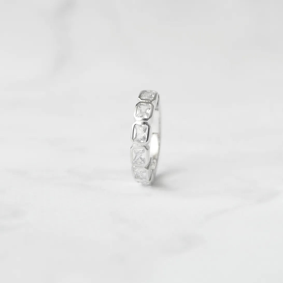 スクエアカットのジルコニアを並べたシルバー925ロジウムプレーティングフープピアス。モダンで上品な輝き、金属アレルギー対応。
Hoop earrings with square-cut zirconia in 925 sterling silver, rhodium plated. Modern, elegant sparkle, hypoallergenic.