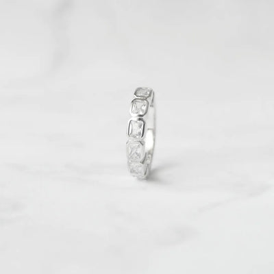 スクエアカットのジルコニアを並べたシルバー925ロジウムプレーティングフープピアス。モダンで上品な輝き、金属アレルギー対応。
Hoop earrings with square-cut zirconia in 925 sterling silver, rhodium plated. Modern, elegant sparkle, hypoallergenic.