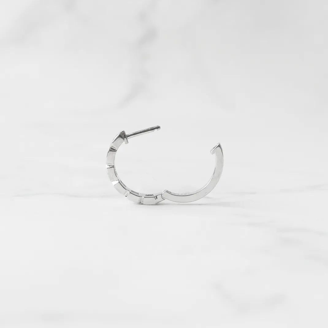 スクエアカットのジルコニアを並べたシルバー925ロジウムプレーティングフープピアス。モダンで上品な輝き、金属アレルギー対応。
Hoop earrings with square-cut zirconia in 925 sterling silver, rhodium plated. Modern, elegant sparkle, hypoallergenic.