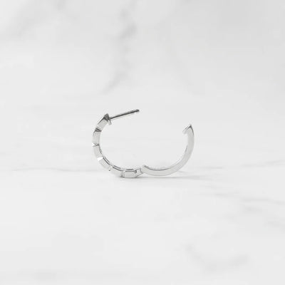 スクエアカットのジルコニアを並べたシルバー925ロジウムプレーティングフープピアス。モダンで上品な輝き、金属アレルギー対応。
Hoop earrings with square-cut zirconia in 925 sterling silver, rhodium plated. Modern, elegant sparkle, hypoallergenic.