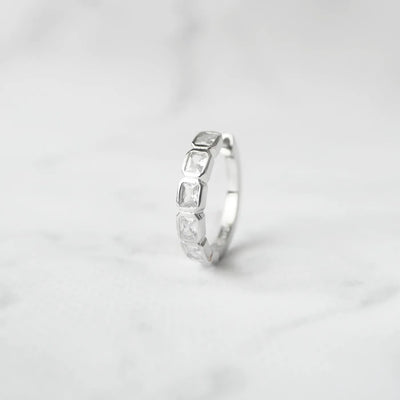 スクエアカットのジルコニアを並べたシルバー925ロジウムプレーティングフープピアス。モダンで上品な輝き、金属アレルギー対応。
Hoop earrings with square-cut zirconia in 925 sterling silver, rhodium plated. Modern, elegant sparkle, hypoallergenic.