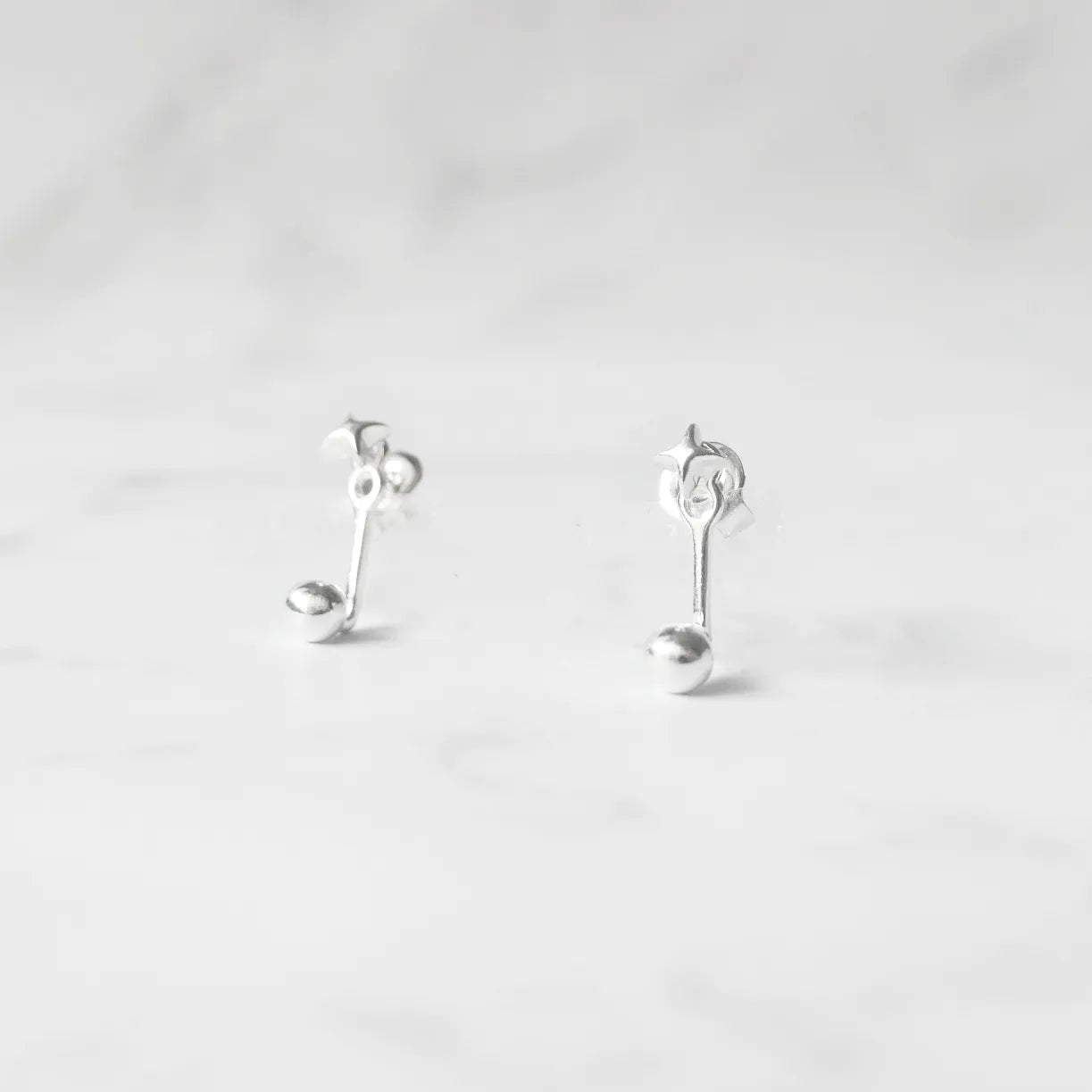 星モチーフとボールパーツを組み合わせた2WAYシルバー925スタッドピアス。高さ調整可能で金属アレルギー対応。
2-way 925 sterling silver stud earrings featuring a star motif and adjustable ball piece. Hypoallergenic and secure fit.
